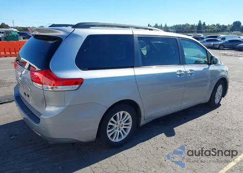 2014 Toyota Sienna Xle V6 8 Passenger z USA, uszkodzony, nr VIN 5TDYK3DC0ES486316